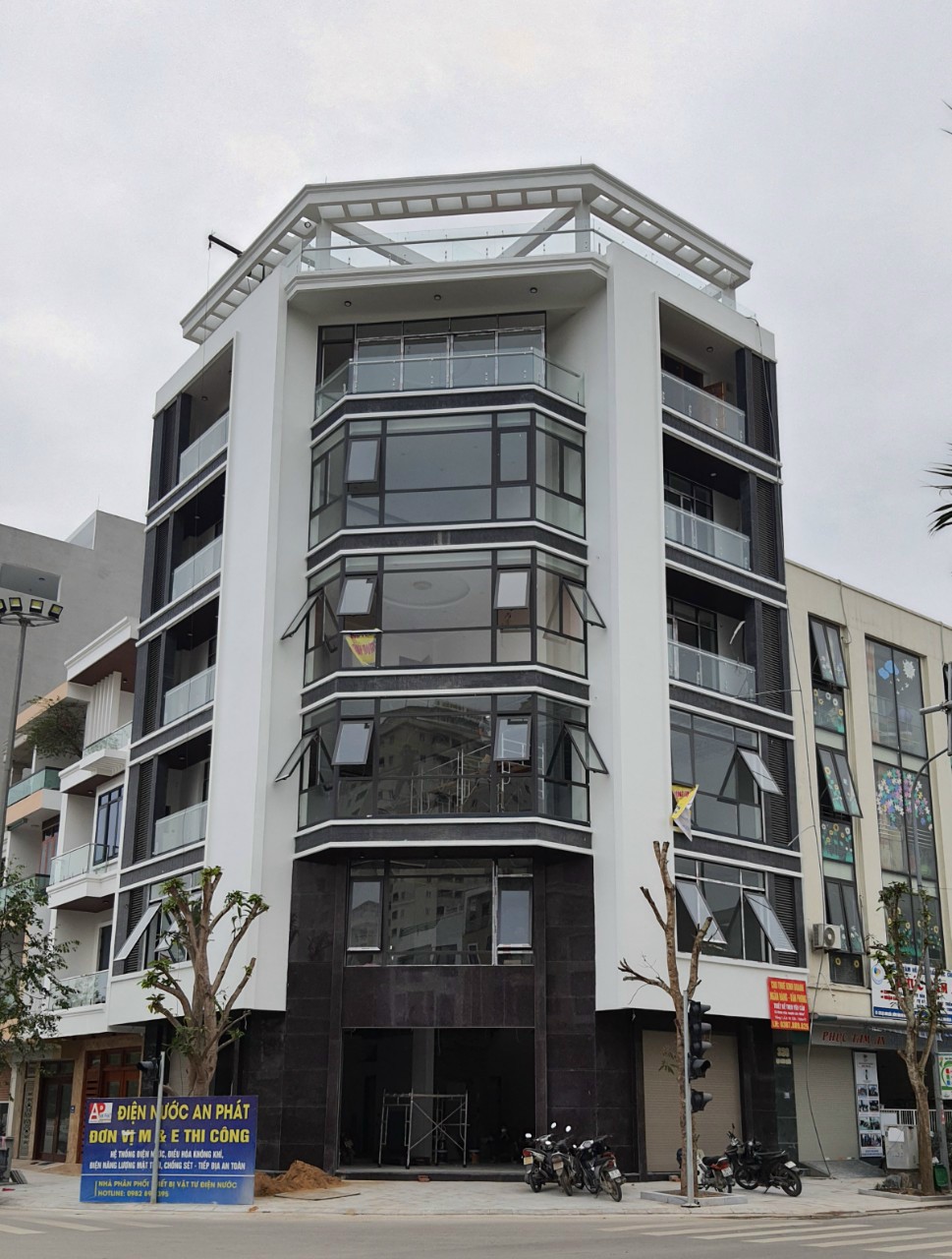 Thi công vách kính